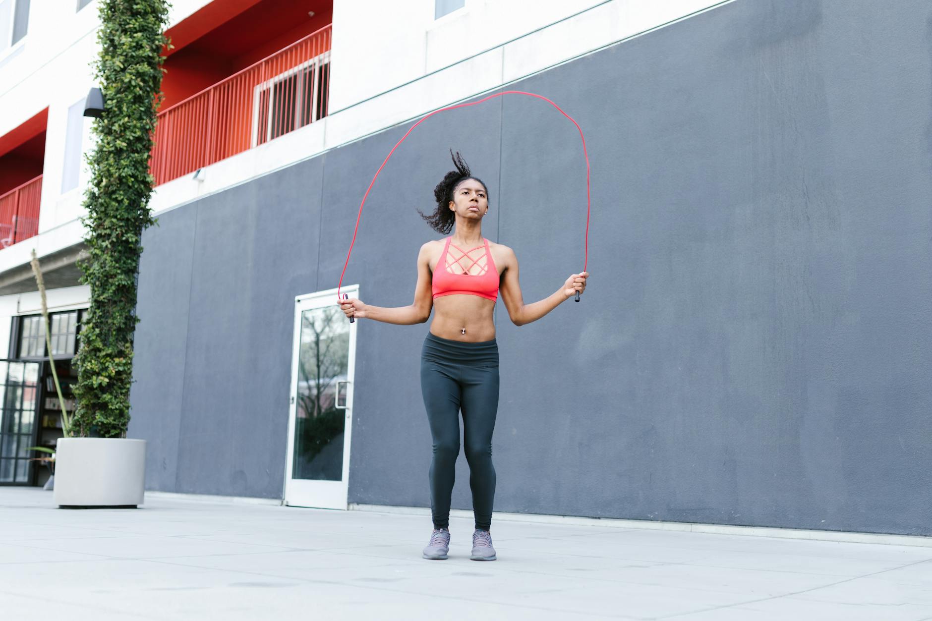 Kobieta trenuje na skakance na świeżym powietrzu po pracy