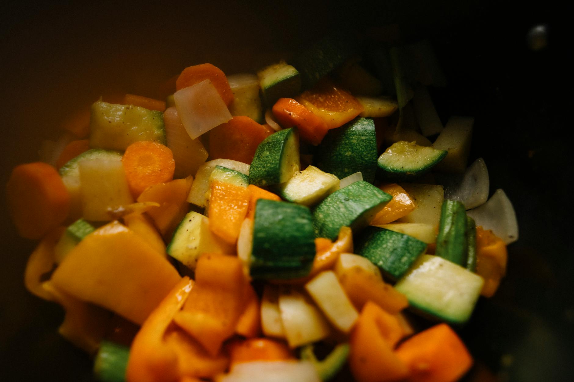 Kolorowe plastry cukinii, marchewki i papryki jako zdrowy posiłek