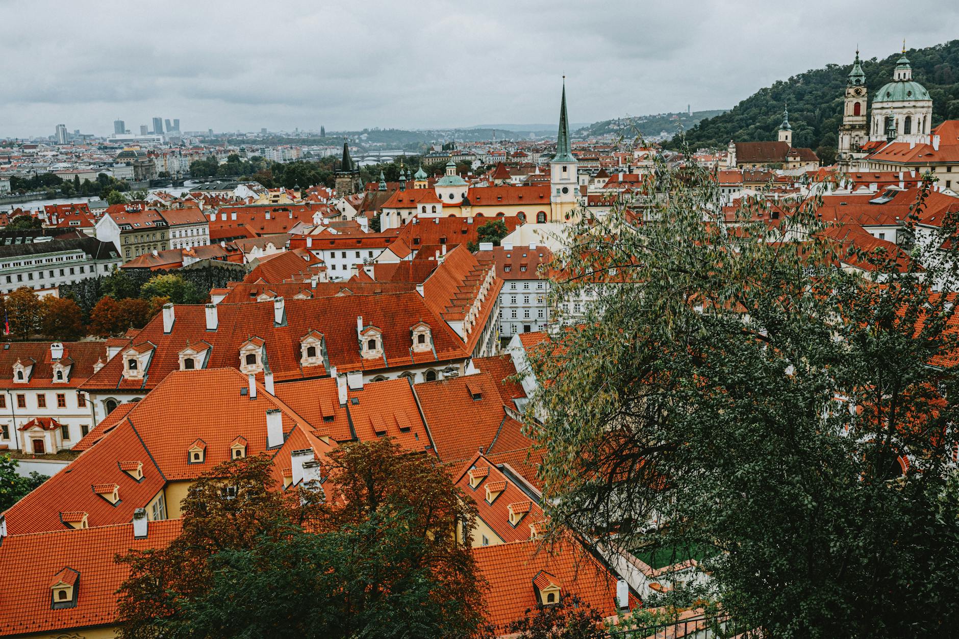 Czerwone dachy i zabytkowe kamienice w centrum Pragi