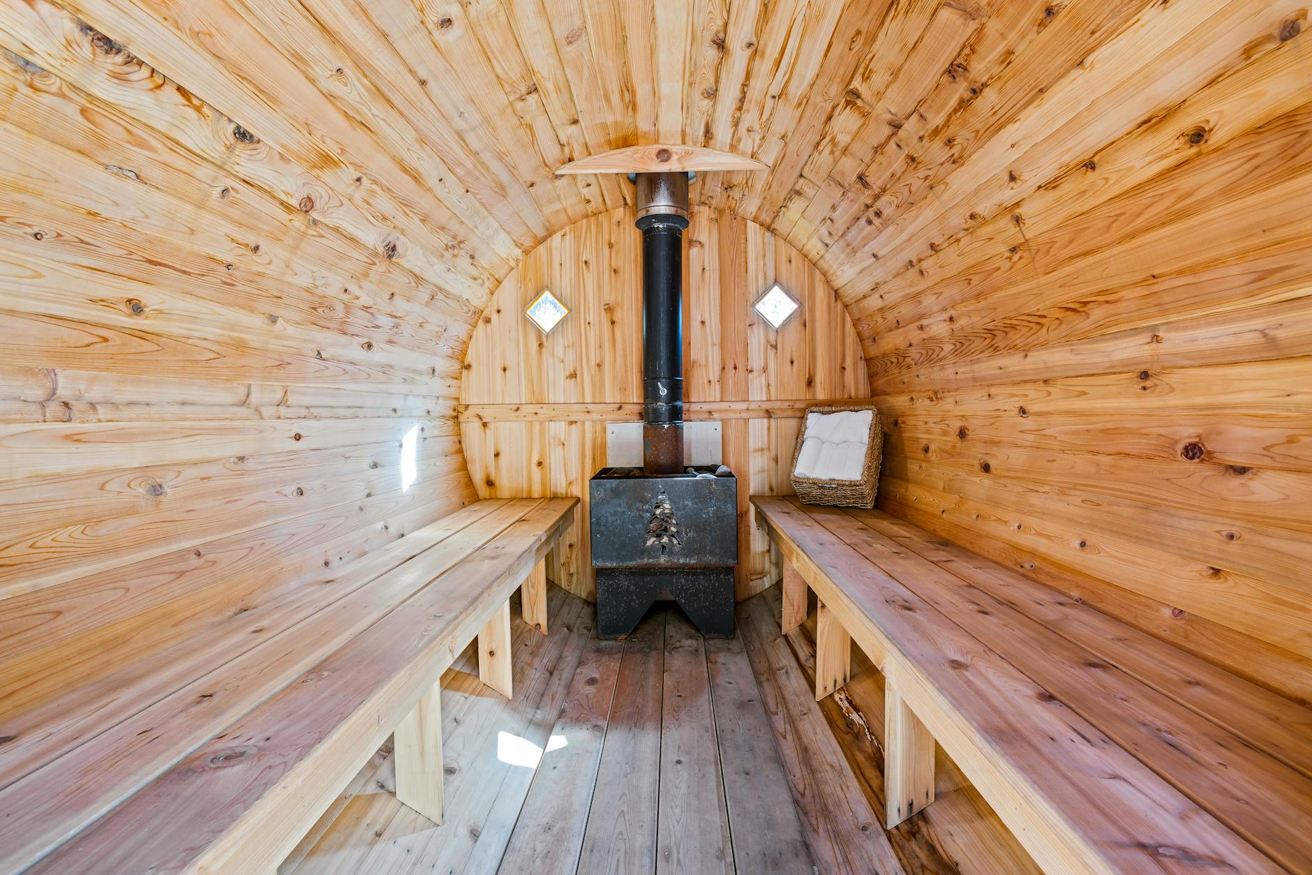 Sauna po pracy fizycznej: komu pomaga, a komu może zaszkodzić Drewniane wnętrze sauny z ławkami i piecem do relaksu po pracy
